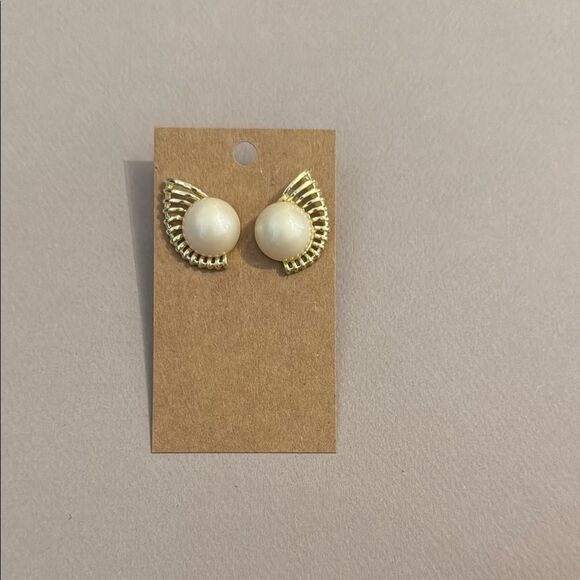 Elegant Gold and Cream Earrings M472 - Picture 2 of 3